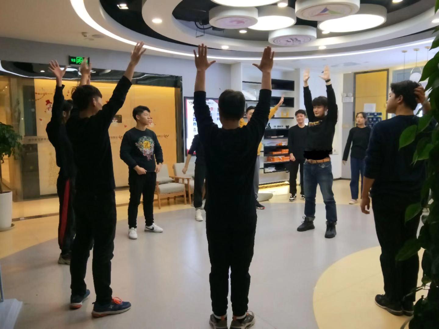 雷人雷语毁雷人评论_主持人招生宣传语_全省宣传部长会主持词