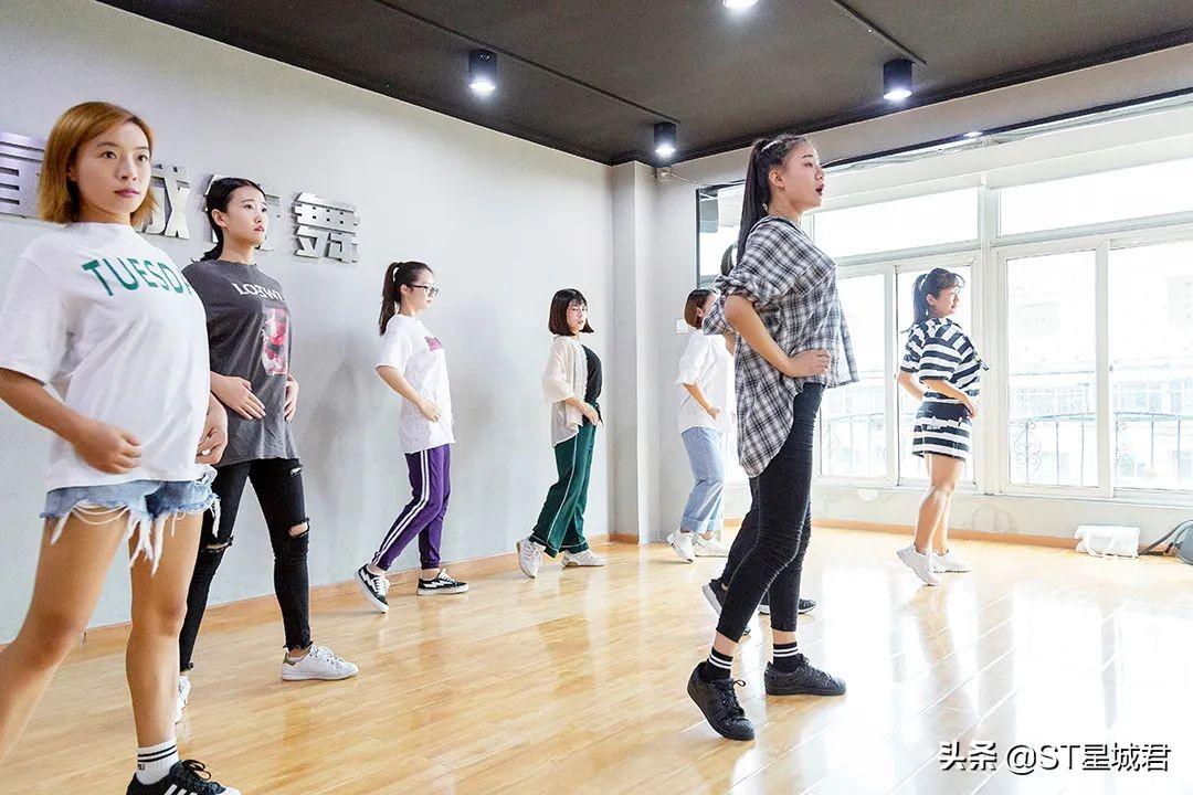 大妈变身少女时代 自拍爵士坝坝舞mv爆红_爵士板凳舞_爵士舞招生宣传语