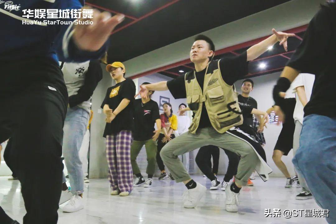 大妈变身少女时代 自拍爵士坝坝舞mv爆红_爵士板凳舞_爵士舞招生宣传语