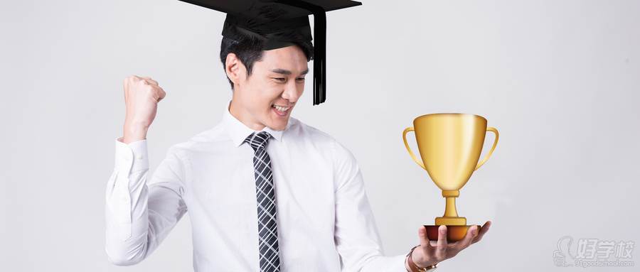 摄图网_500406014_wx_头带学位帽拿了大奖的男人（企业商用）